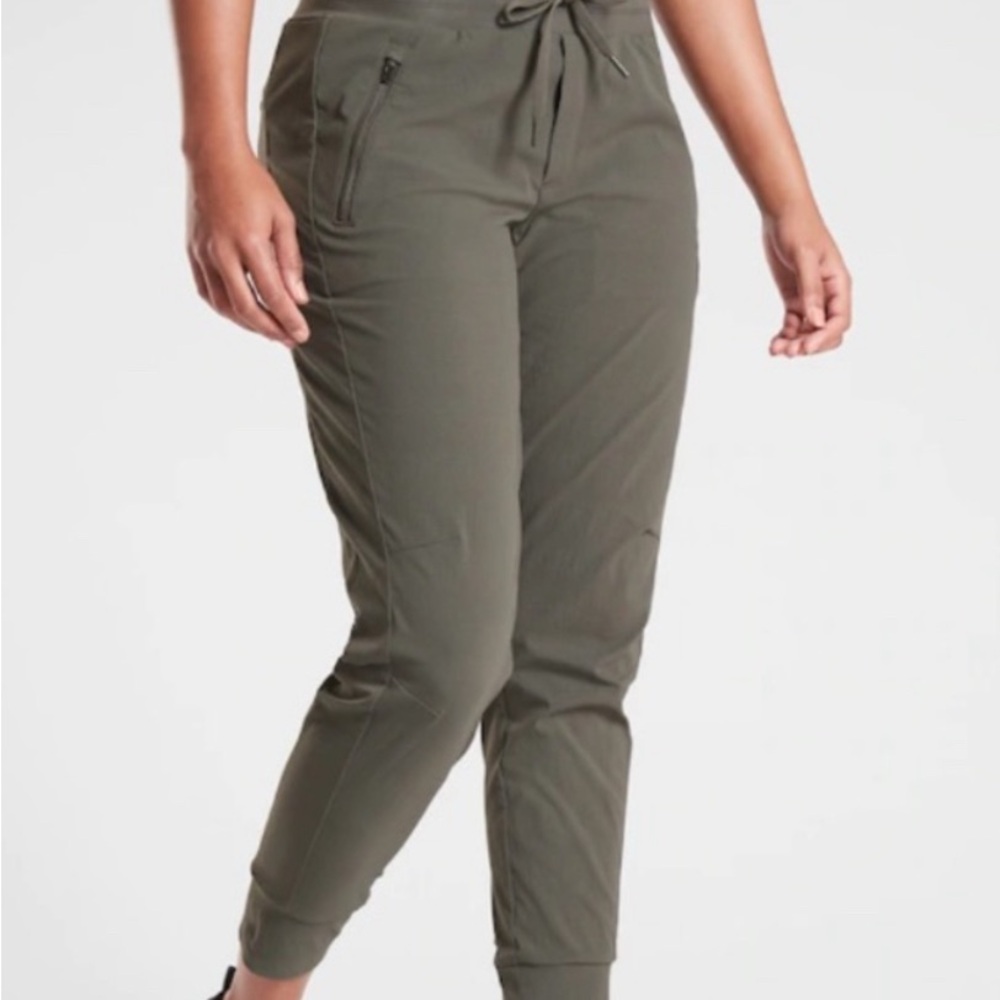 Athleta Trekkie North Jogger in Mountain Olive EUC. Size 4P